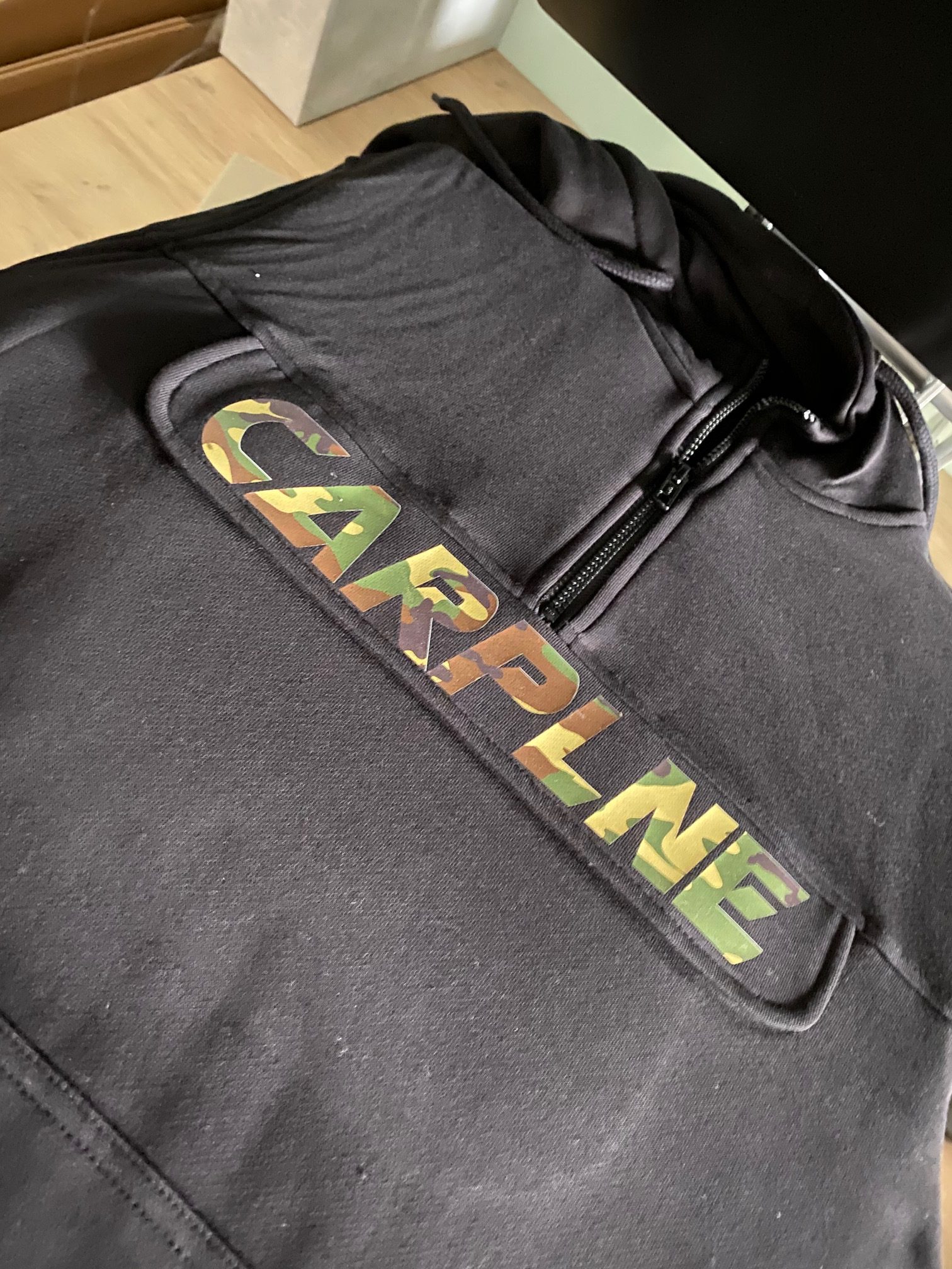 Artistiek pak verzameling Karpervis hoodie met borstzak CarpLne heren | Viskleding
